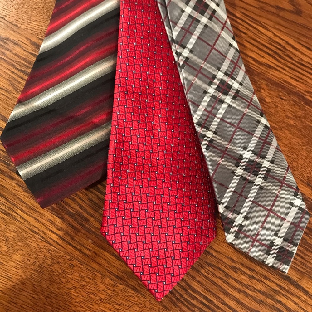 Men’s Izod and Geoffrey Beene neckties. (Qty3)
